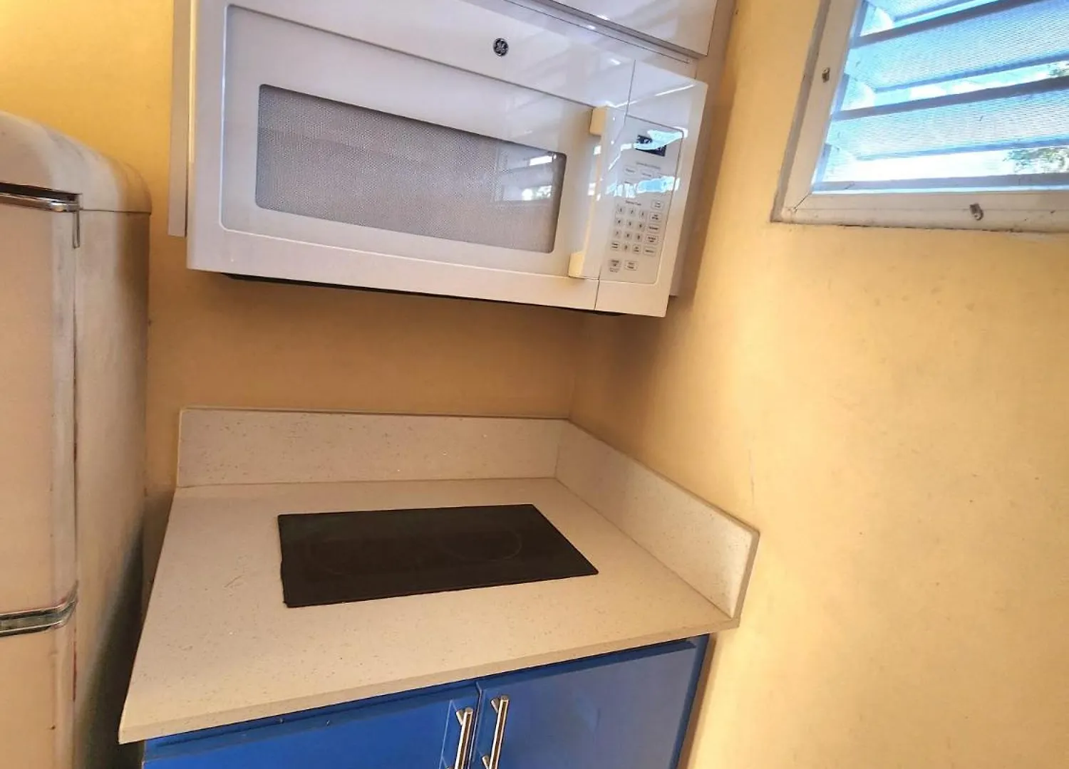 310 Del Valle Central, Freshly Remodeled 3 Bedroom Home Sleeps 8 San Juan Apartment